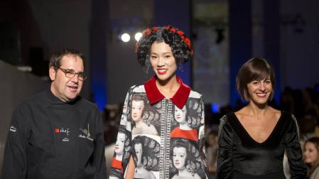 Un vestido, un plato y un peinado en la Navarra Fashion Week