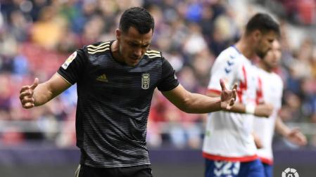 El delantero del Oviedo Joselu se lamenta tras fallar una ocasión.