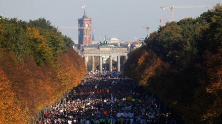 Una marea humana protesta en Berlín contra el racismo y la ultraderecha
