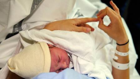 La oposición reclama al cuatripartito que recupere la exención fiscal por maternidad en Navarra