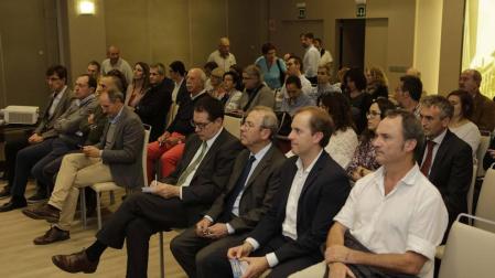 Cerca de un centenar de asistentes acudió a la charla celebrada en el hotel NH Iruña Park.