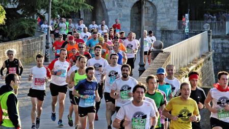 Un grupo de participantes en la edición del pasado año, afrontando un tramo por las murallas tras cruzar el Portal Nuevo.