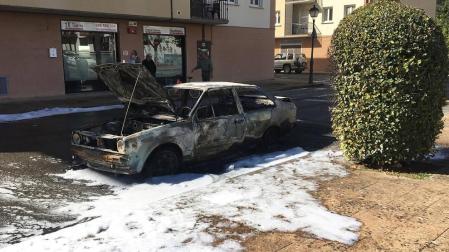 Susto en Baztan tras incendiarse un coche plena calle en Elizondo