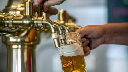 Miles de turistas se ven atraídos por la apuesta por el senderismo y la cerveza tradicional en la Ruta de la Cerveza de la Bohemia checa.