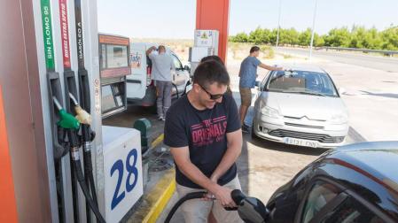 Llenar un depósito de diesel en la Ribera es 7 € más caro que en 2017