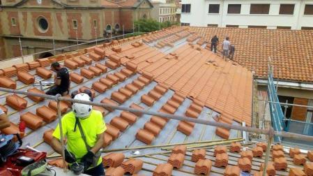 Renuevan parte de la cubierta del tejado del IES Plaza de la Cruz