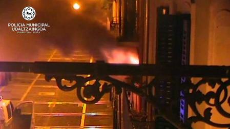 Momento del incendio en el número 55 de la calle Mayor de Pamplona.