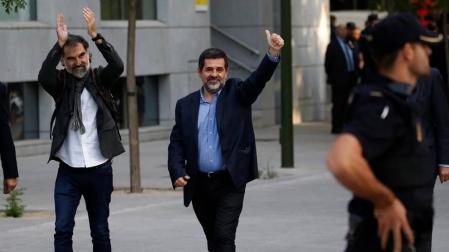 La juez envía a prisión a los líderes de ANC y Òmnium por promover el asedio a la Guardia Civil