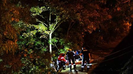 La mujer ha sido trasladada al CHN en una ambulancia medicalizada tras una complicada operación de rescate que se ha alargado casi una hora.