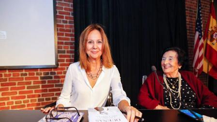 Emigrantes españoles comparten con María Dueñas sus historias en Nueva York