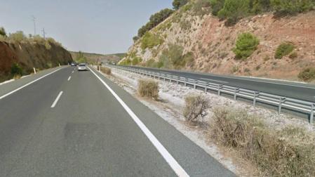 Un fallecido y cinco heridos al chocar un coche y una ambulancia en Granada