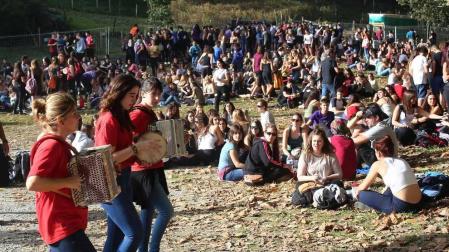 La ikastola Tantirumairu ha vivido este domingo un día histórico con la concurrida asistencia a un soleado "Nafarroa Oinez 2017", la fiesta de las ikastolas navarras que se ha desarrollado sin incidencias importantes y cuyos beneficios se destinarán a la ampliación de este centro de Lesaka