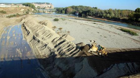La CHE desplaza gravas en el río Aragón en Milagro para evitar daño