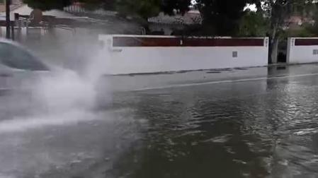 La gota fría deja las primeras calles inundadas en el norte de Alicante