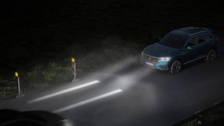 Los nuevos sistemas de alumbrado ayudarán a elevar los estándares de seguridad , según Volkswagen, que acaba de presentar los faros que proyectan información sobre la carretera.