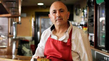 Fotografías antiguas de cuadrillas y familias de Fitero sentados a la mesa en torno a las patatas a la Manarra
