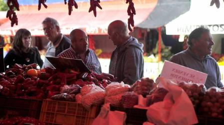 Entre septiembre y noviembre, la campa de la Fundación Mena de Puente la Reina se transforma en territorio rojo donde el pimiento, en sus en múltiples variedades, se erige en protagonista. Los productores locales no ocultan su satisfacción ante una campaña que, ya adelantan, se presenta “muy buena”