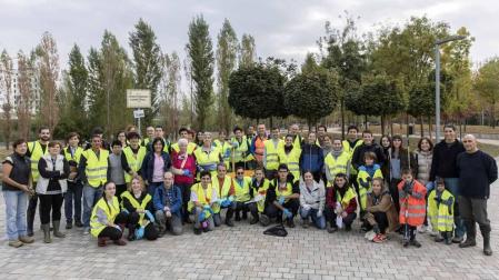 Más de 120 voluntarios y voluntarias se han congregado este sábado para participar en la limpieza del río Sadar