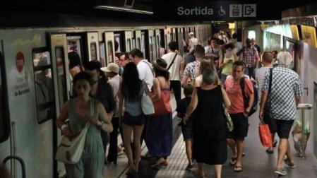 Un vigilante, apuñalado cuando mediaba en una reyerta en metro de Barcelona