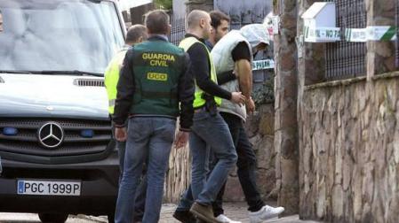 Patrick Nogueira, el asesino confeso del cuádruple crimen de Pioz, escoltado por la Guardia Civil.