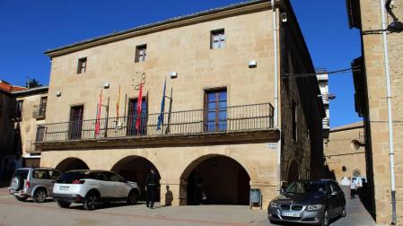 Arróniz refuerza hasta los 8.000 € las ayudas a estudios superiores