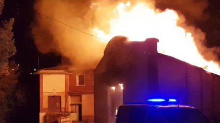 Incendio de grandes dimensiones en una harinera abandonada de Pamplona