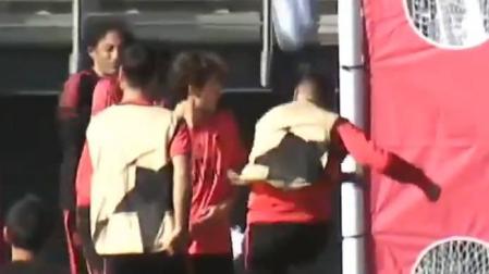 Ramos se enfada con un canterano por un golpe y le pega dos balonazos