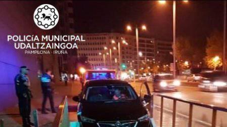 Un conductor ebrio se empotra al intentar entrar al parking de Baluarte por las escaleras