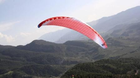 Dos fallecidos en un accidente de parapente en Castejón de Sos