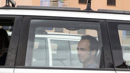 Francesco Arcuri abandona la comisaría con sus hijos tras ser entregados por Juana Rivas