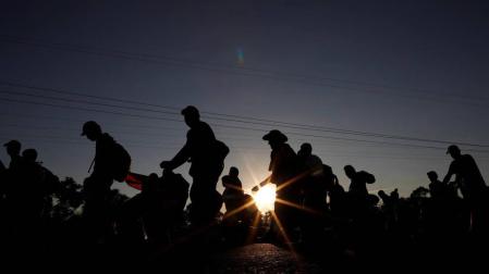 La caravana de 1.500 centroamericanos pasa el control policial en Guatemala