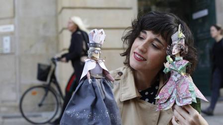 La artista Mila García Louzao expone en el Gayarre sus creaciones de papel