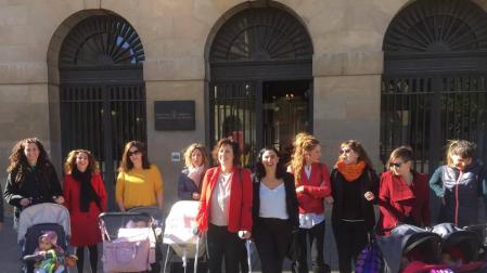 Madres navarras registran en el Parlamento más de 26.000 firmas para reclamar la devolución del IRPF