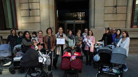 Madres navarras registran en el Parlamento más de 26.000 firmas para reclamar la devolución del IRPF