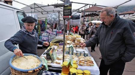 Decenas de caballos, vacas y ovejas, en la Feria de Elizondo