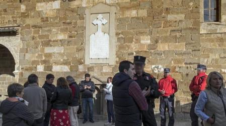 La retirada de una placa de la iglesia en cumplimiento de la Ley de la Memoria ha causado momentos tensos en la localidad.