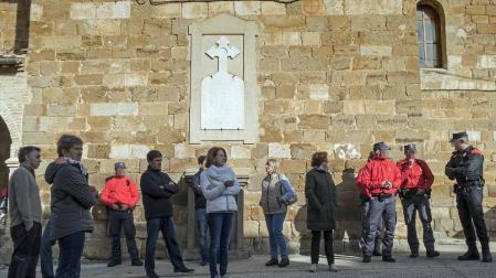 La retirada de una placa de la iglesia en cumplimiento de la Ley de la Memoria ha causado momentos tensos en la localidad.