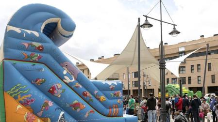 Del 8 al 10 de septiembre, Artica celebró sus fiestas. ¡Click! se acercó la mañana del sábado para disfrutar del ambiente tanto en la zona de juegos infantiles e hinchables como junto al espacio habilitado para que familias y cuadrillas prepararan los calderetes. El buen tiempo ayudó a que la jornada fuera un completo éxito.
