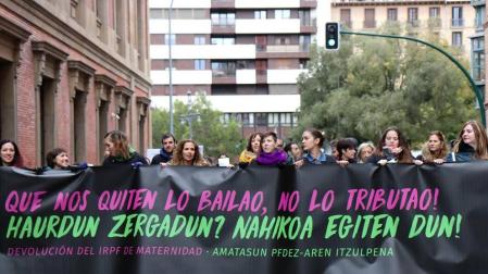 El grupo de madres y padres que reclaman la devolución del IRPF se ha manifestado este sábado en Pamplona para reclamar el IRPF por las bajas de maternidad.