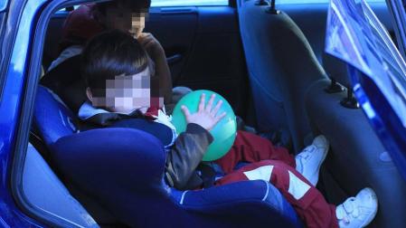 Investigada por darse a la fuga con cinco menores sin cinturón y sin carné en Vigo