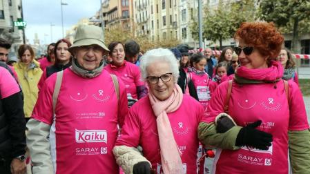 Más de 12.000 personas han participado este domingo en la VII carrera solidaria contra el cáncer de mama en Pamplona, organizada por Saray.