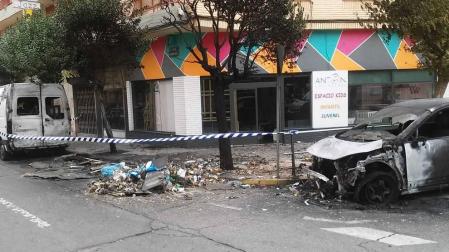 Un fuego intencionado en Tudela afecta a 5 coches y una tienda