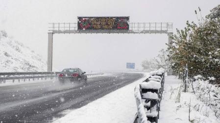 La nieve deja sin luz a miles de asturianos y provoca cortes en carreteras del norte