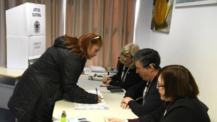 Abren los colegios electorales y Brasil escoge entre Bolsonaro y Haddad