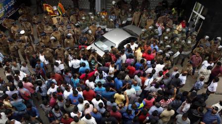 Enfrentamientos entre Policía y seguidores del ex primer ministro en Sri Lanka