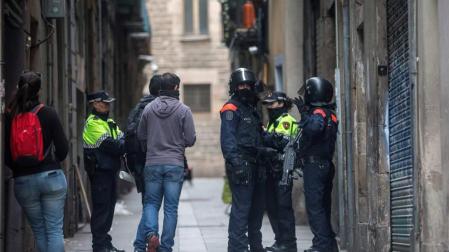 Operación de los Mossos contra los 'narcopisos' en Barcelona