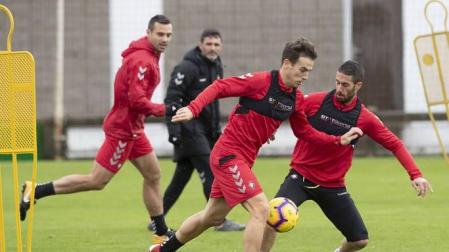 Iñigo Pérez se entrena con el grupo tras el empate en el Wanda
