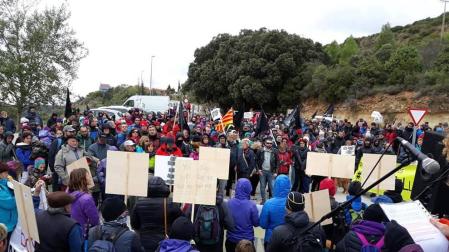 Cientos de personas se manifiestan contra el llenado de Yesa