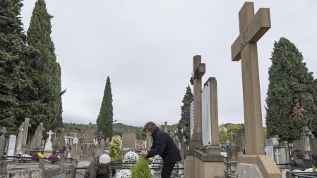 El cementerio de Estella se prepara pese a la lluvia y el frío
