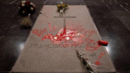 Detienen al escultor Enrique Terneiro por pintar en la tumba de Franco la paloma de la paz